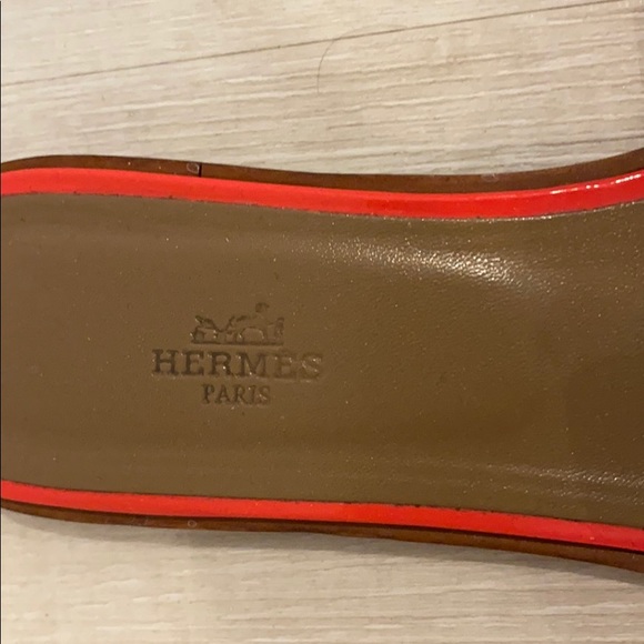 Hermès Oran Patent Coral Sandals - Picture 3 of 4